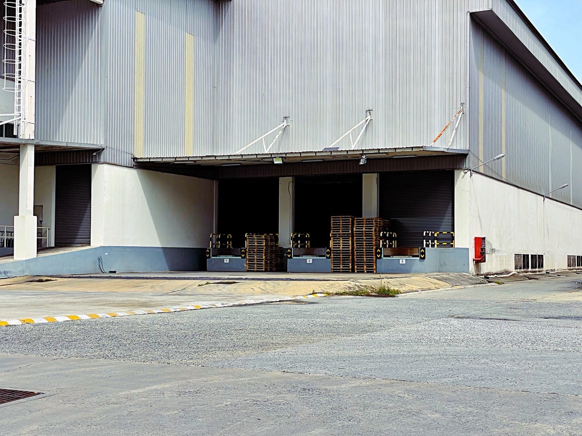 For RentFactoryBangna, Bearing, Lasalle : Factory for rent, area 5,650 sq m @ Bangna, near Suvarnabhumi Airport, can apply for a factory license. Happy to give advice on Ror.4 and BOI for foreign tenants.