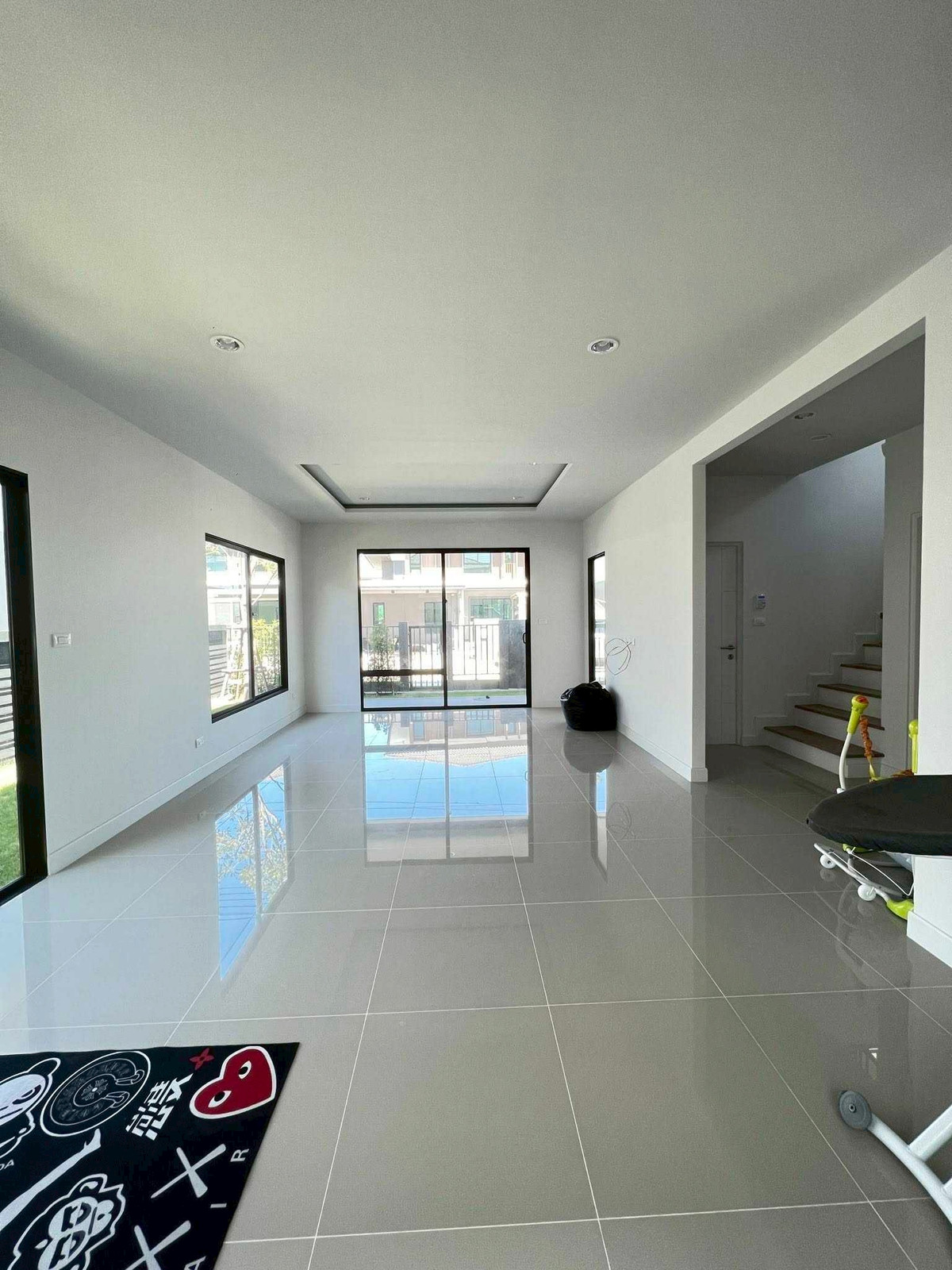 For RentHousePathum Thani,Rangsit, Thammasat : Single house for rent, Saransiri Rangsit, near the BTS, department stores, empty house, good price. If interested, make an appointment to view, call/line.