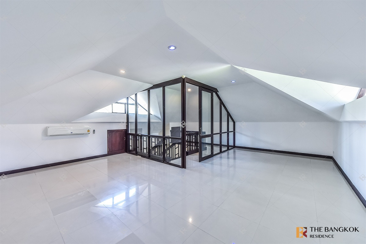 For RentHouseSukhumvit, Asoke, Thonglor :  Elegant Classic Style House 💎Elegant classic home, spacious & private in central Sukhumvit🍃 