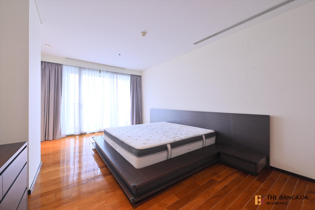 For RentCondoSukhumvit, Asoke, Thonglor :  Spacious Unit at The Lakes 💎 Luxury high-floor unit with stunning river & skyline views 🏞️ 