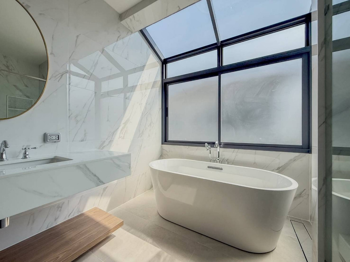 For RentHousePattanakan, Srinakarin : 📌 For sale/rent, luxury house in Narasiri mansion style, Krungthep Kreetha, 2-story detached house, Top Ultra Luxury Collection luxury project from Sansiri.