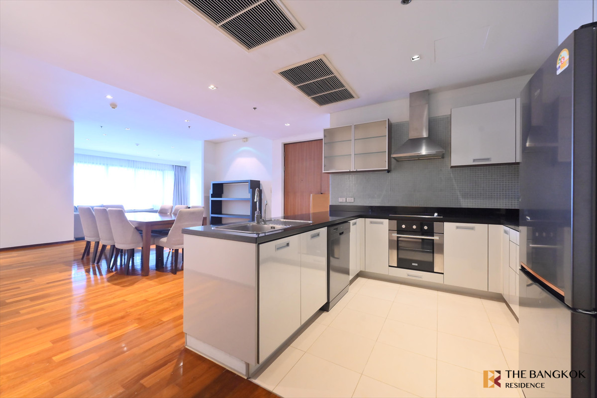 For RentCondoSukhumvit, Asoke, Thonglor :  Spacious Unit at The Lakes 💎 Luxury high-floor unit with stunning river & skyline views 🏞️ 