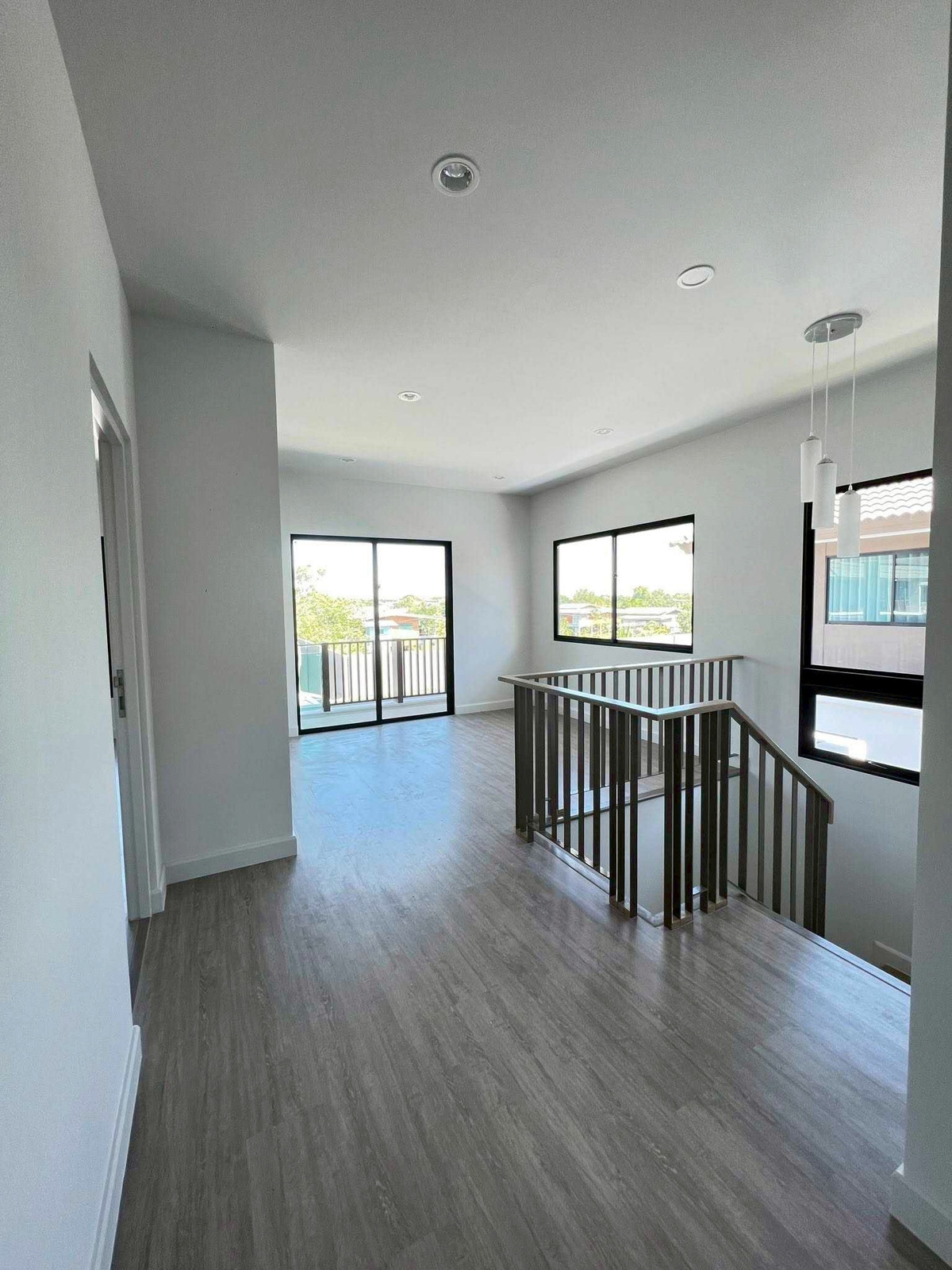 For RentHousePathum Thani,Rangsit, Thammasat : Single house for rent, Saransiri Rangsit, near the BTS, department stores, empty house, good price. If interested, make an appointment to view, call/line.