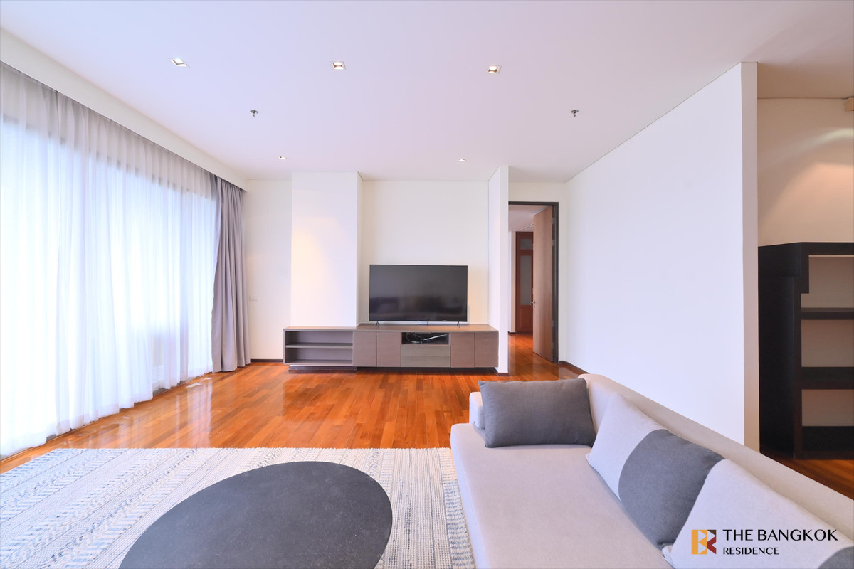 For RentCondoSukhumvit, Asoke, Thonglor :  Spacious Unit at The Lakes 💎 Luxury high-floor unit with stunning river & skyline views 🏞️ 