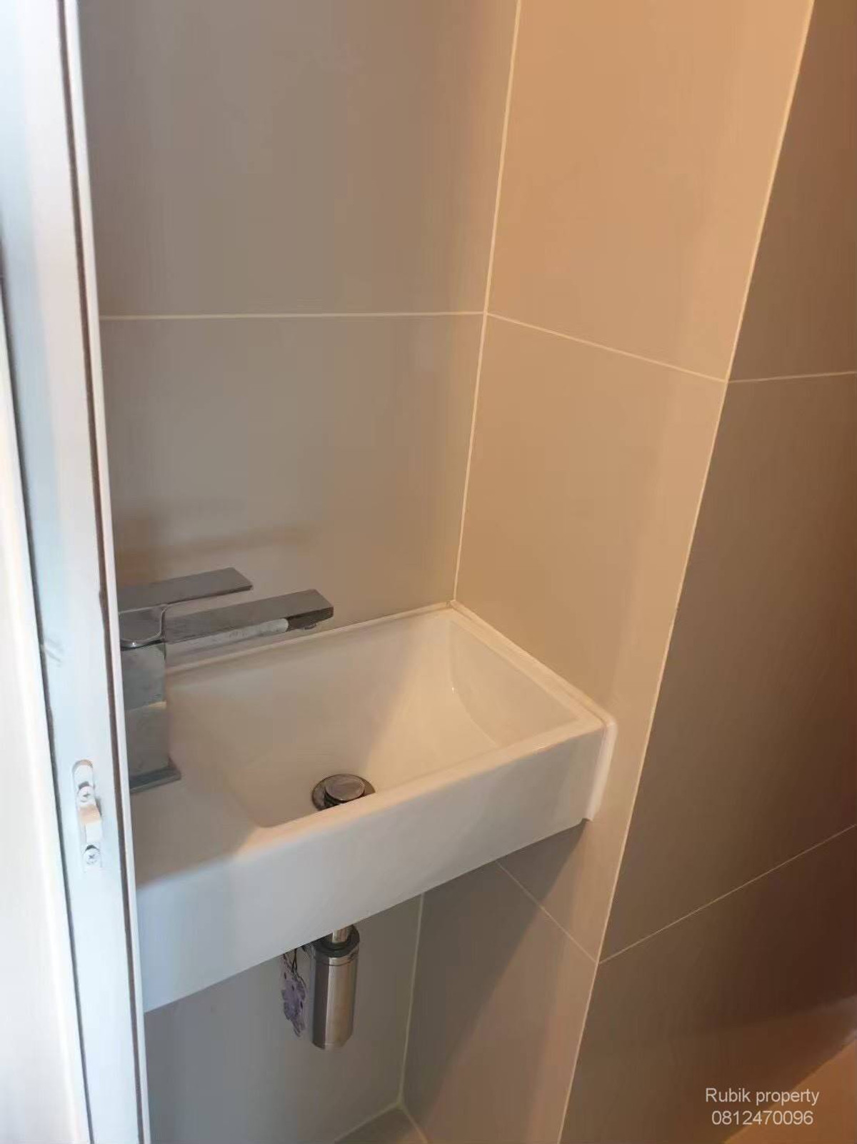 For RentCondoOnnut, Udomsuk : 🌟 Rhythm Sukhumvit 50 | For Rent RB1729 Condo located on Sukhumvit Road, near BTS On Nut, only 200 meters, convenient travel, with complete amenities.