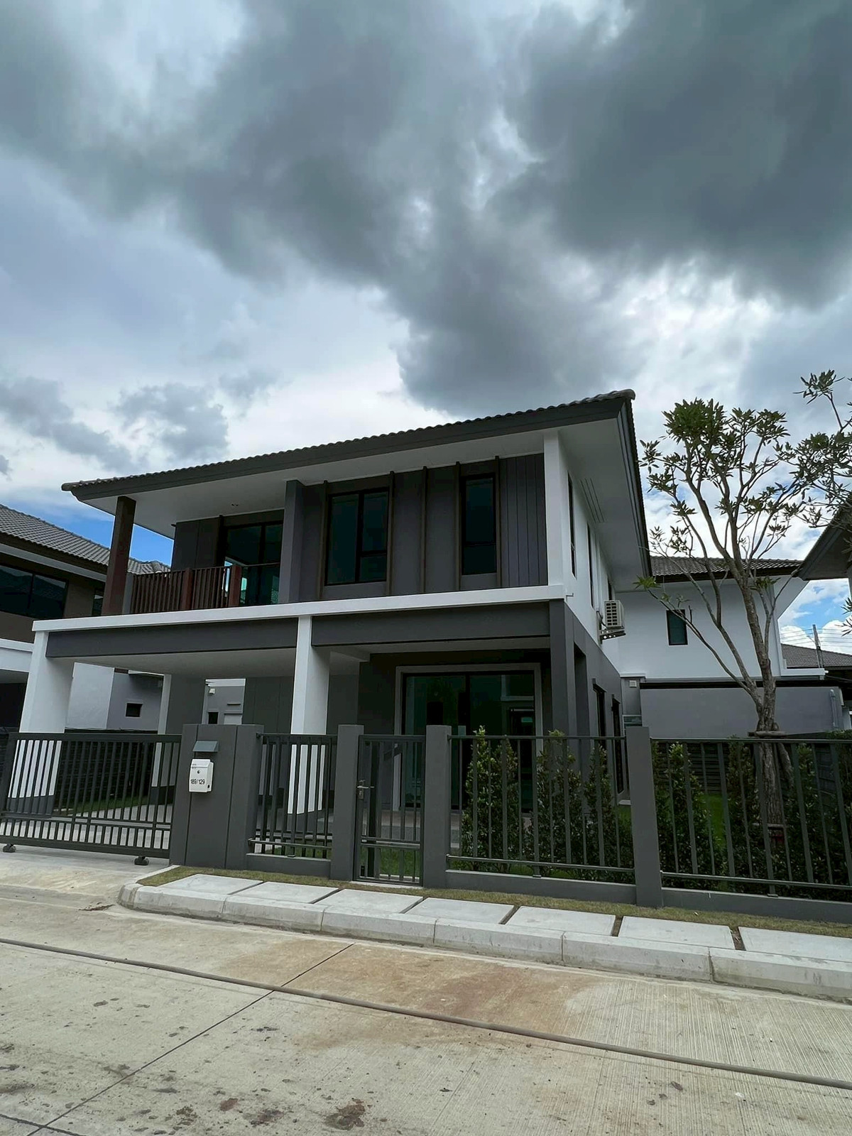 For RentHousePathum Thani,Rangsit, Thammasat : Single house for rent, Saransiri Rangsit, near the BTS, department stores, empty house, good price. If interested, make an appointment to view, call/line.