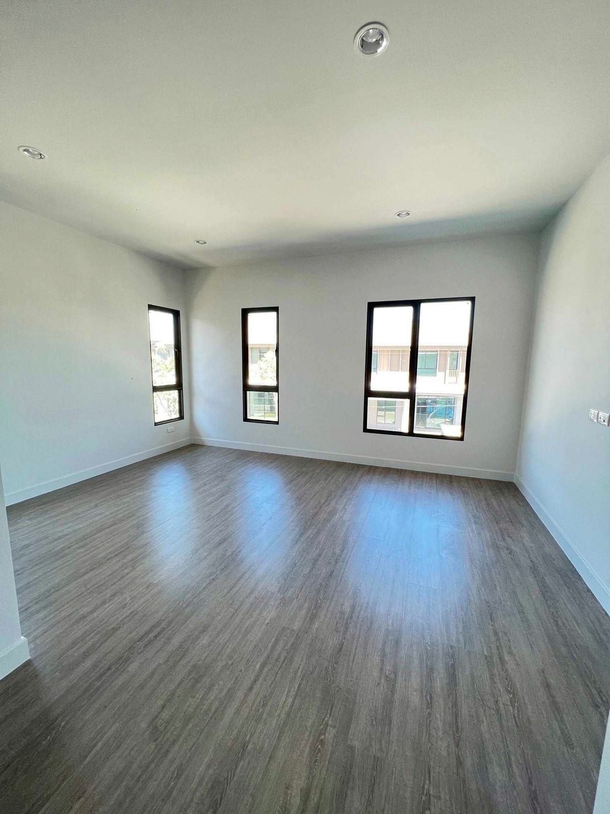 For RentHousePathum Thani,Rangsit, Thammasat : Single house for rent, Saransiri Rangsit, near the BTS, department stores, empty house, good price. If interested, make an appointment to view, call/line.