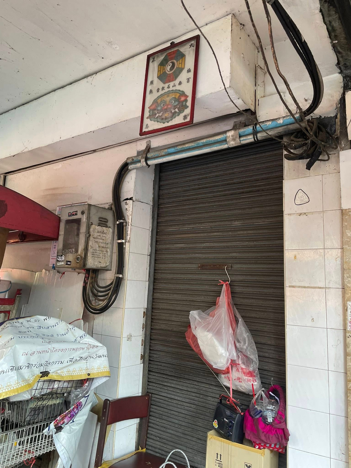 For RentShop HouseYaowarat, Banglamphu : 🏮 Golden opportunity to do business! Space for rent "Corner of Soi Songwat" (2nd and 3rd floors) Hottest location in the area near Yaowarat ✨