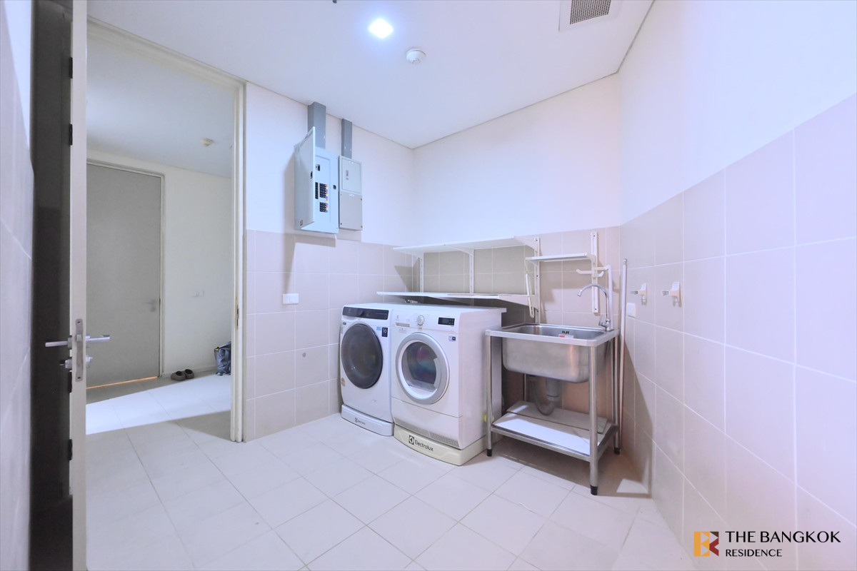 For RentCondoSukhumvit, Asoke, Thonglor :  Spacious Unit at The Lakes 💎 Luxury high-floor unit with stunning river & skyline views 🏞️ 