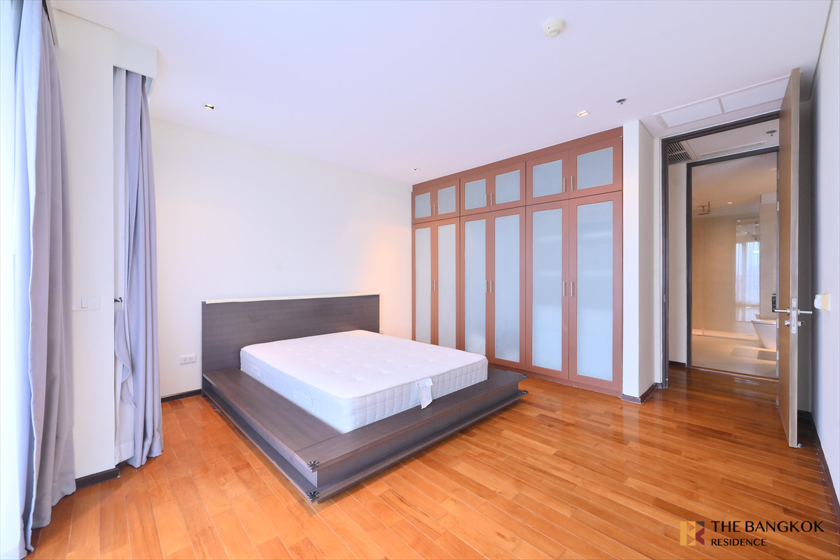 For RentCondoSukhumvit, Asoke, Thonglor :  Spacious Unit at The Lakes 💎 Luxury high-floor unit with stunning river & skyline views 🏞️ 