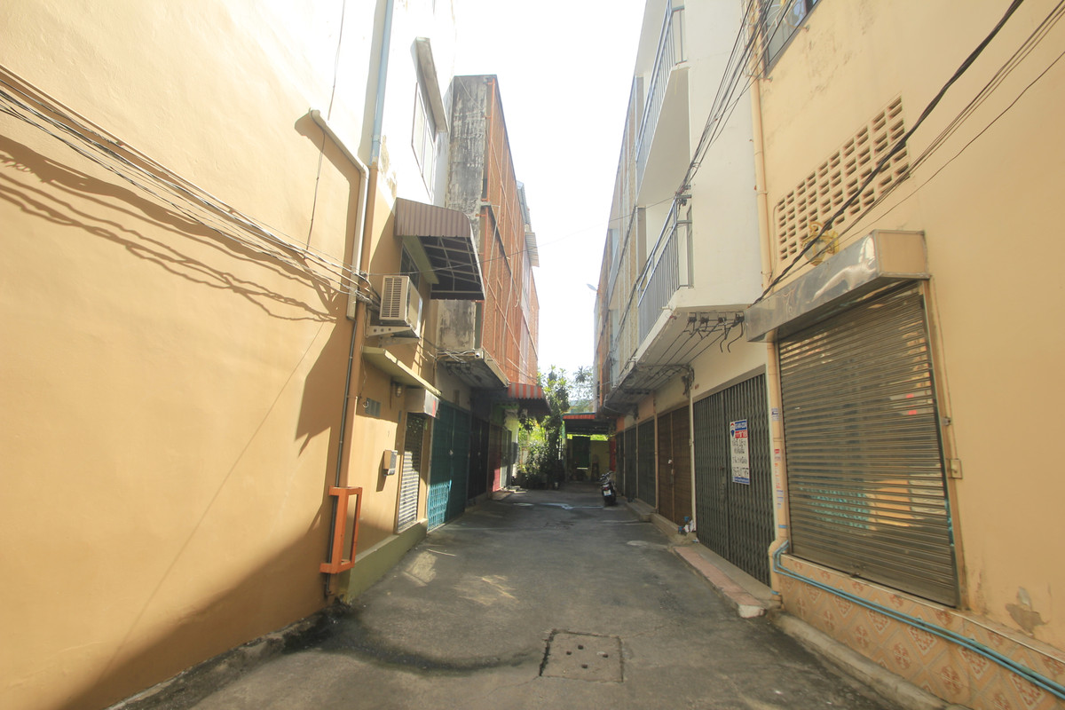 For SaleShop HouseRathburana, Suksawat : Suksawat Daokhanong Commercial Building Near Chom Thong Wutthakat BTS, 3 floors, additions, residential, warehouse, Rama 2 Expressway, Dao Khanong Market, price negotiable.
