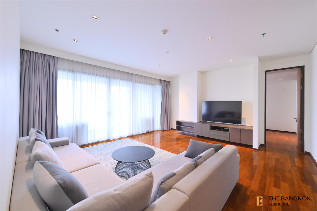 For RentCondoSukhumvit, Asoke, Thonglor :  Spacious Unit at The Lakes 💎 Luxury high-floor unit with stunning river & skyline views 🏞️ 