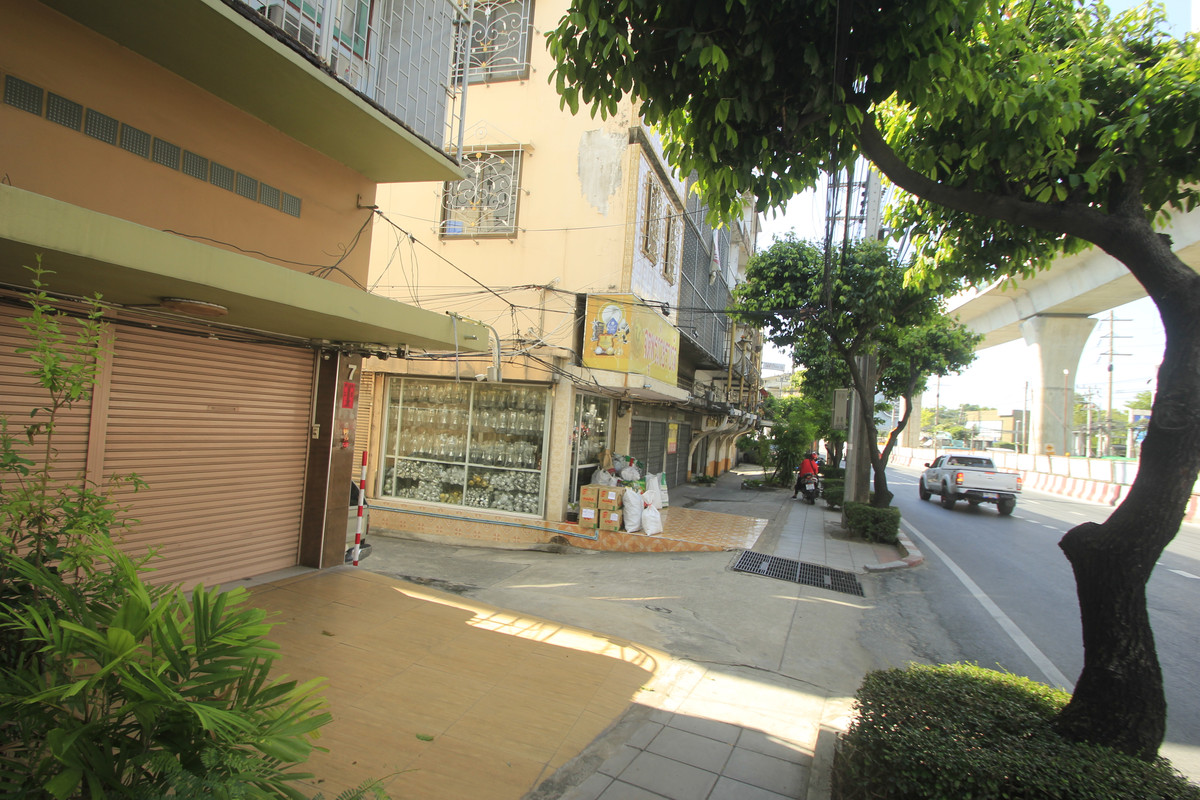 For SaleShop HouseRathburana, Suksawat : Suksawat Daokhanong Commercial Building Near Chom Thong Wutthakat BTS, 3 floors, additions, residential, warehouse, Rama 2 Expressway, Dao Khanong Market, price negotiable.