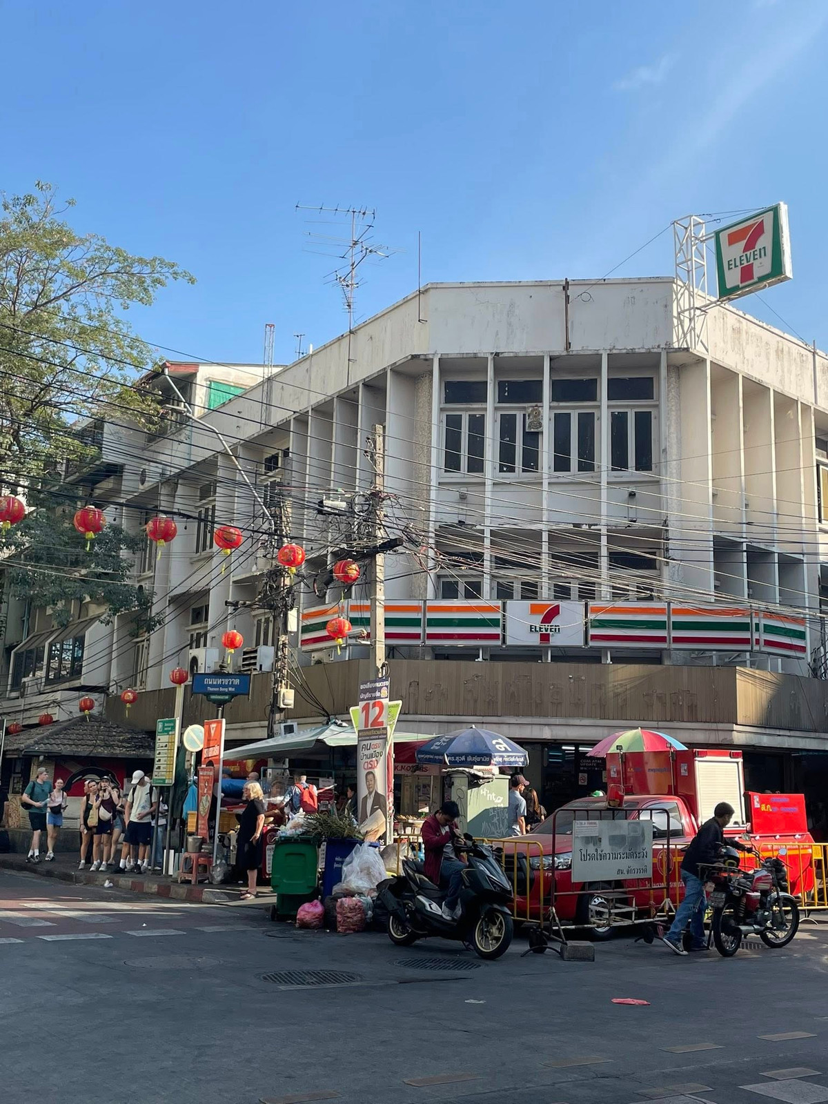 For RentShop HouseYaowarat, Banglamphu : 🏮 Golden opportunity to do business! Space for rent "Corner of Soi Songwat" (2nd and 3rd floors) Hottest location in the area near Yaowarat ✨