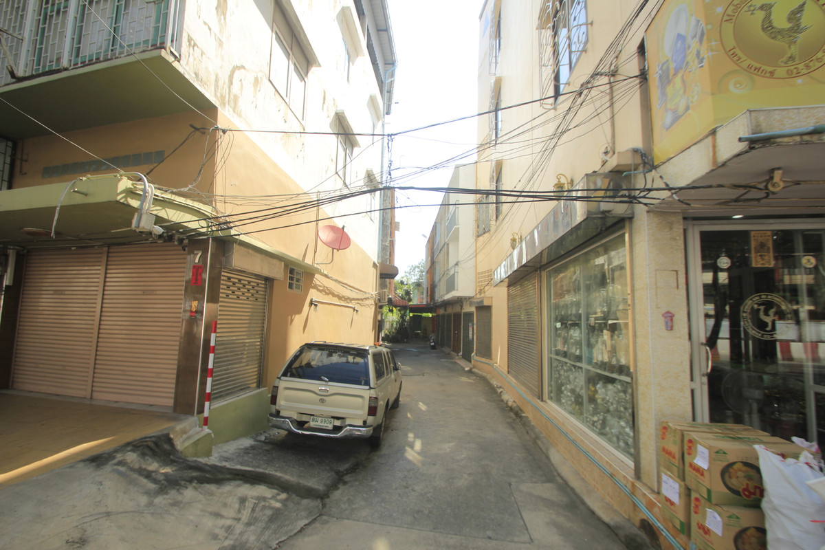 For SaleShop HouseRathburana, Suksawat : Suksawat Daokhanong Commercial Building Near Chom Thong Wutthakat BTS, 3 floors, additions, residential, warehouse, Rama 2 Expressway, Dao Khanong Market, price negotiable.