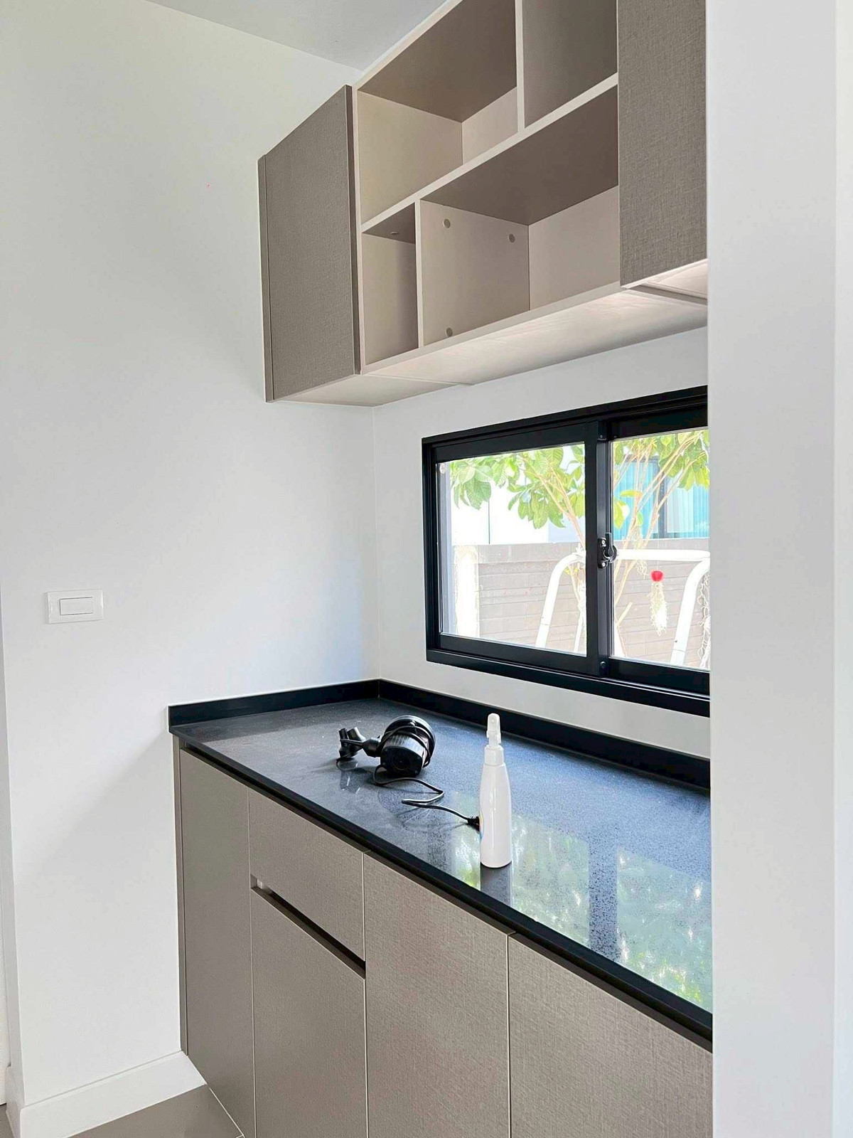 For RentHousePathum Thani,Rangsit, Thammasat : Single house for rent, Saransiri Rangsit, near the BTS, department stores, empty house, good price. If interested, make an appointment to view, call/line.