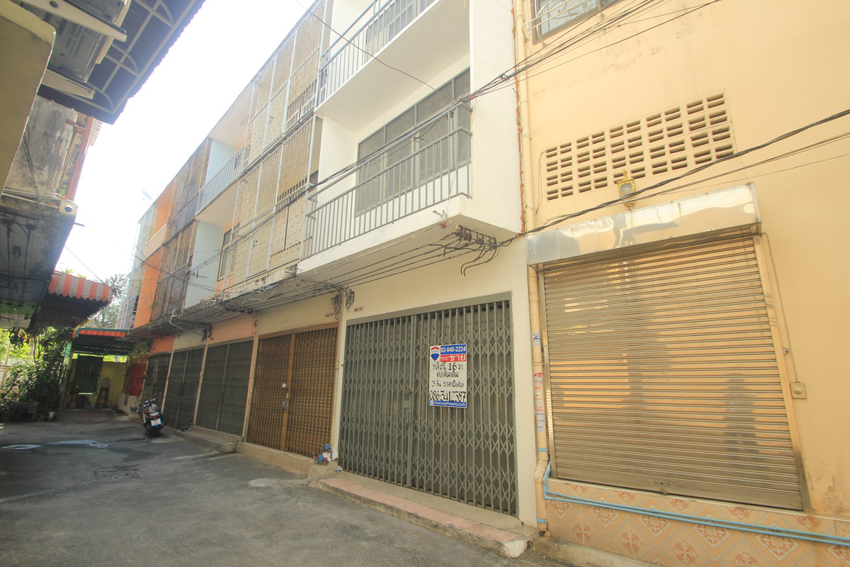 For SaleShop HouseRathburana, Suksawat : Suksawat Daokhanong Commercial Building Near Chom Thong Wutthakat BTS, 3 floors, additions, residential, warehouse, Rama 2 Expressway, Dao Khanong Market, price negotiable.