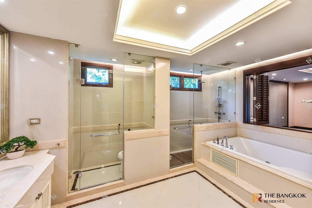 For RentHouseSukhumvit, Asoke, Thonglor :  Elegant Classic Style House 💎Elegant classic home, spacious & private in central Sukhumvit🍃 