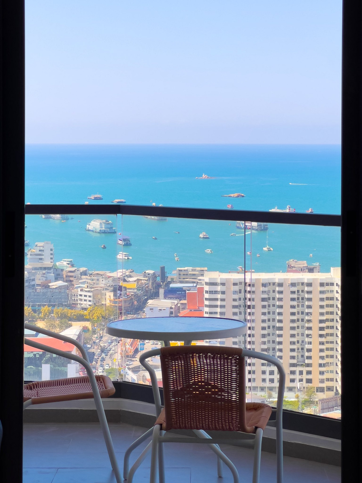 For RentCondoPattaya, Bangsaen, Chonburi : Luxury condo for rent in the heart of Pattaya, Arcadia Millennium Tower, awesome sea view, high floor.