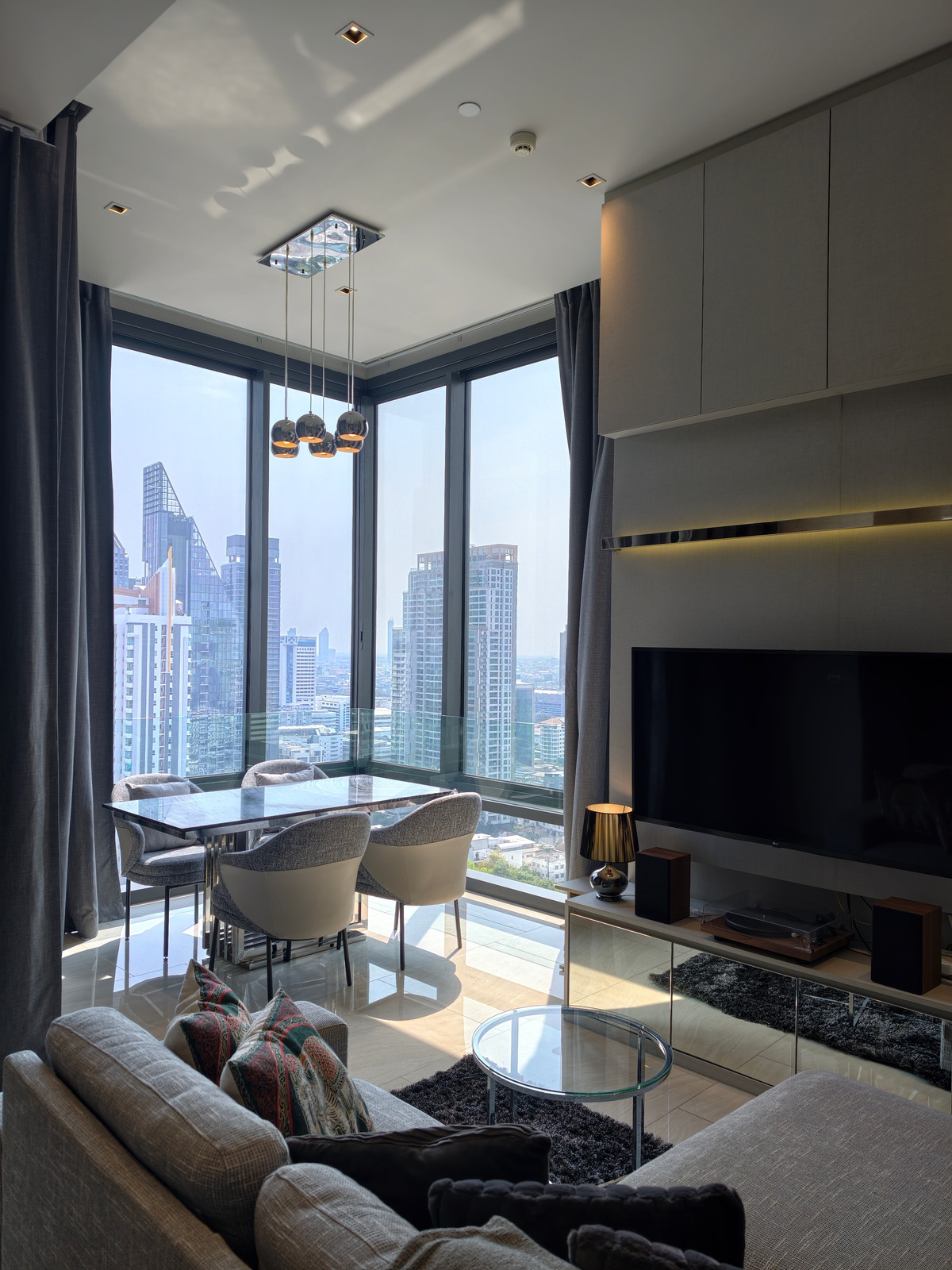 ให้เช่าคอนโดสีลม ศาลาแดง บางรัก : ✨ High Floor | Mahanakhon View -- 2 beds 