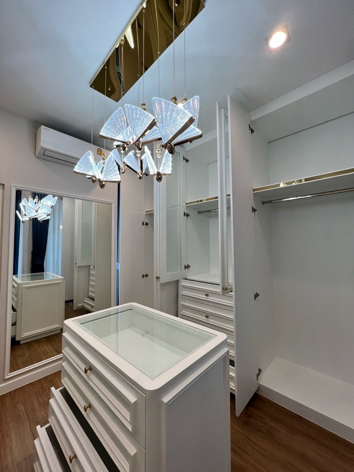 ขายเลียบทางด่วนรามอินทรา : บิ้วท์อินทั้งหลังมูลค่ากว่า 2 ล้าน  พร้อมเข้าอยู่ 