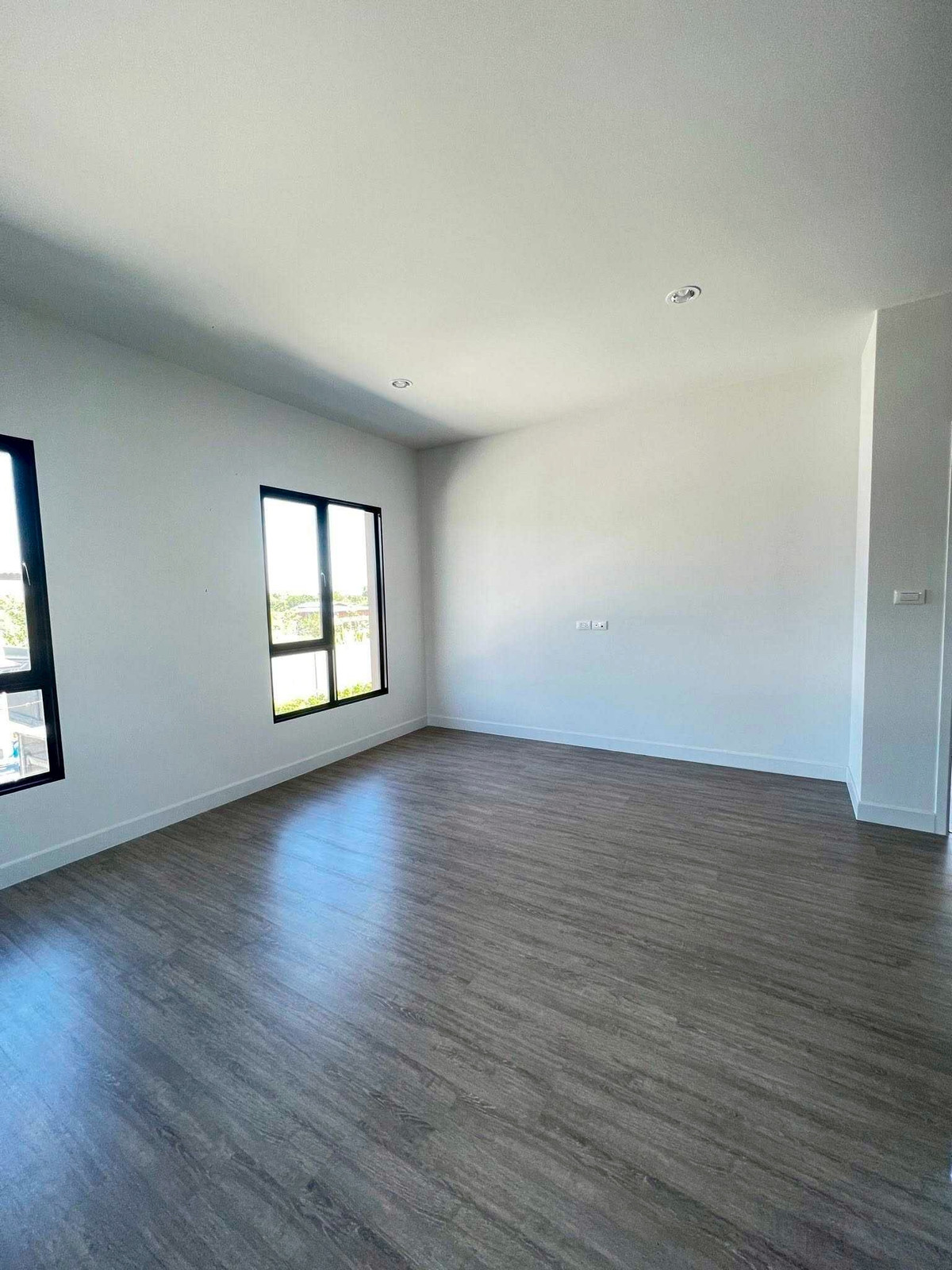 For RentHousePathum Thani,Rangsit, Thammasat : Single house for rent, Saransiri Rangsit, near the BTS, department stores, empty house, good price. If interested, make an appointment to view, call/line.