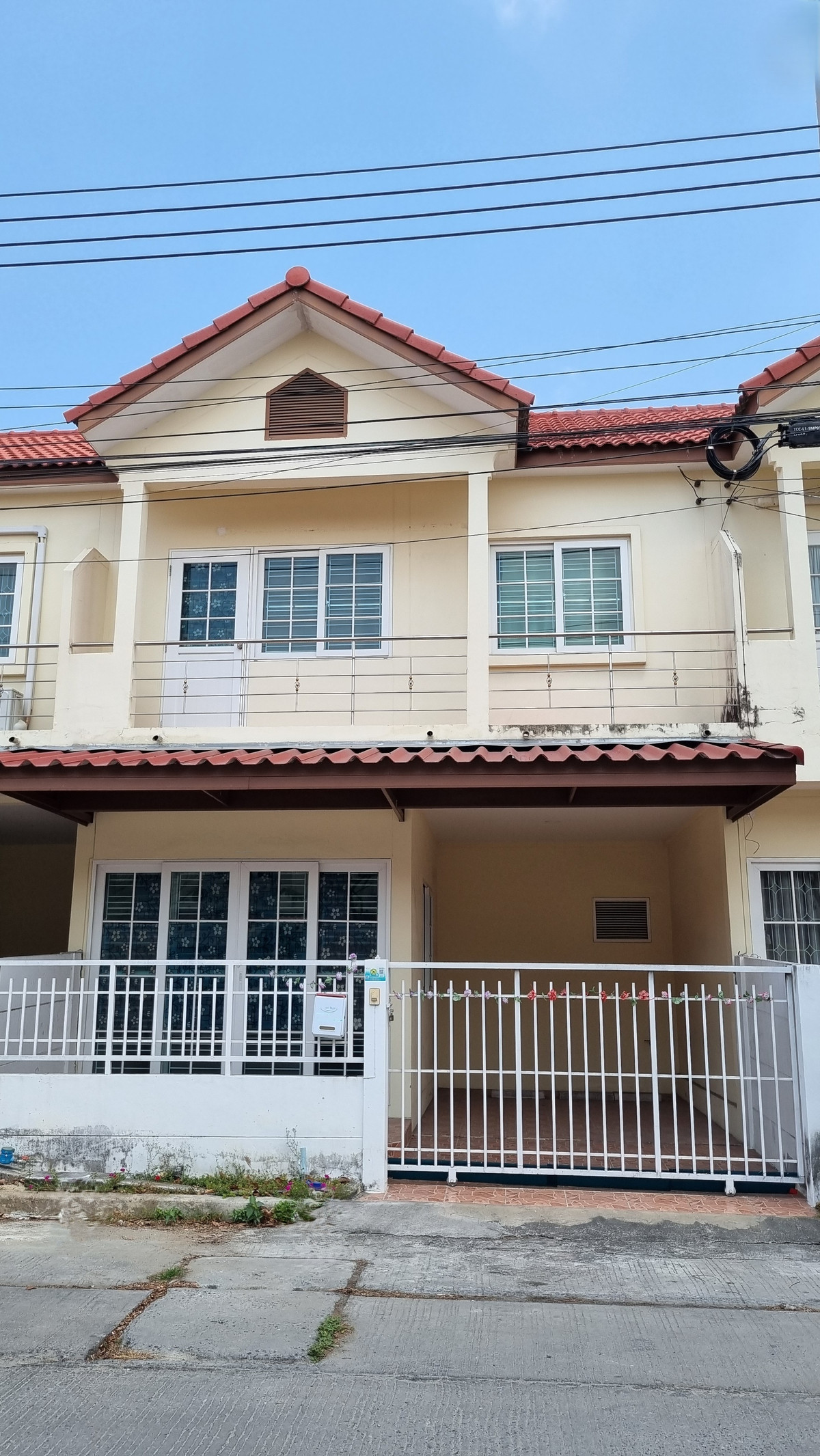 For RentTownhomeBangna, Bearing, Lasalle : 🚩 Fueangfa Villa 17, good location, next to the main road, near the expressway.