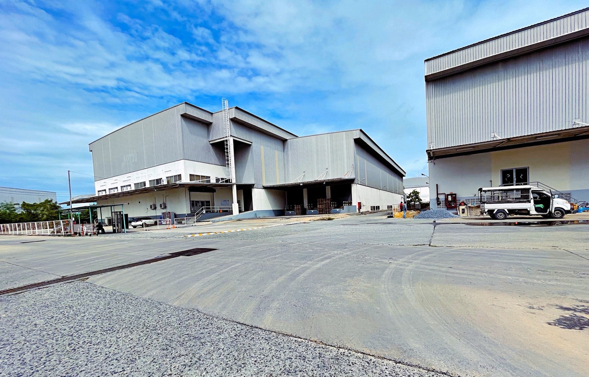 For RentFactoryBangna, Bearing, Lasalle : Factory for rent, area 5,650 sq m @ Bangna, near Suvarnabhumi Airport, can apply for a factory license. Happy to give advice on Ror.4 and BOI for foreign tenants.