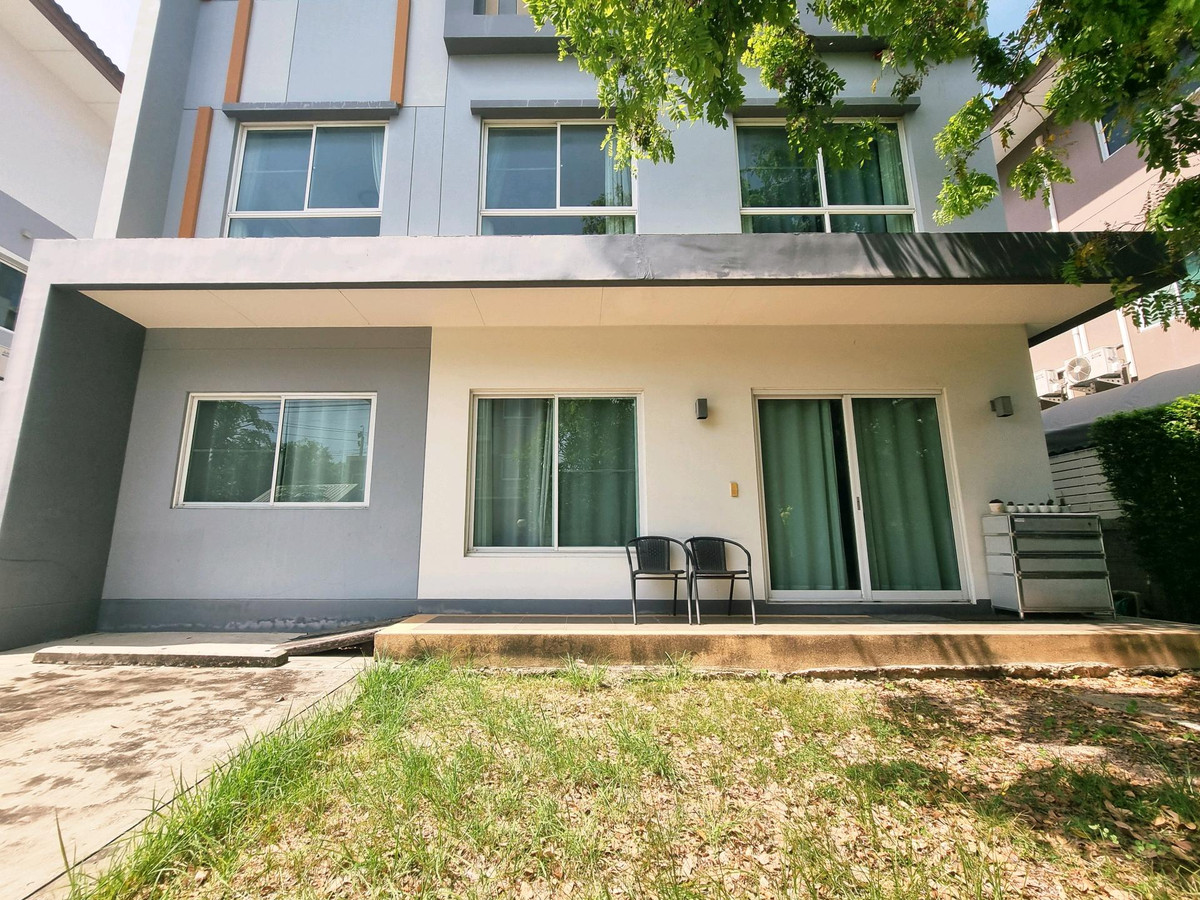 For RentHouseRama5, Ratchapruek, Bangkruai : Single house for rent, Casa Ville Ratchaphruek-Chaengwattana Village, 4 bedrooms, every room has its own bathroom. Good location opposite Robinson department store. Near Denla International Next to Ratchaphruek-Chaengwattana Road.