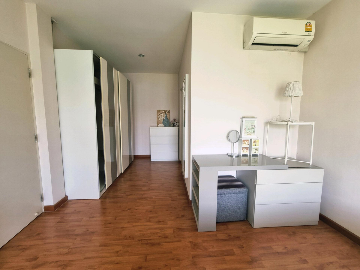 For RentHouseRama5, Ratchapruek, Bangkruai : Single house for rent, Casa Ville Ratchaphruek-Chaengwattana Village, 4 bedrooms, every room has its own bathroom. Good location opposite Robinson department store. Near Denla International Next to Ratchaphruek-Chaengwattana Road.