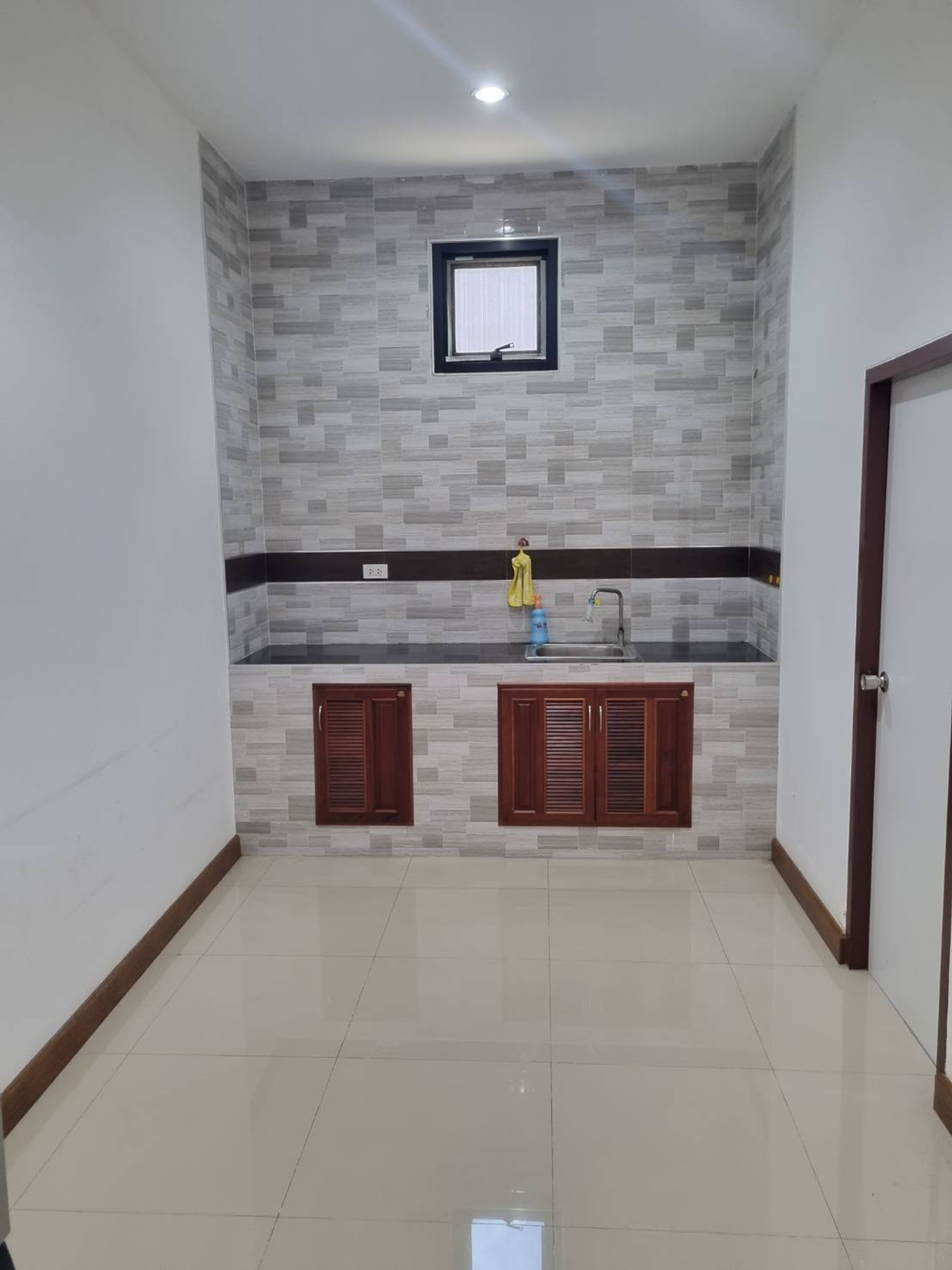 ให้เช่าโกดังมหาชัย สมุทรสาคร : ให้เช่า โกดังพร้อมออฟฟิต พื้นที่ใช้สอยทั้งหมด 760 ตร.ม.  ต.ท่าเสา อ.กระทุ่มแบน จ.สมุทรสาคร รถเทรลเลอร์เข้าออกสะดวก