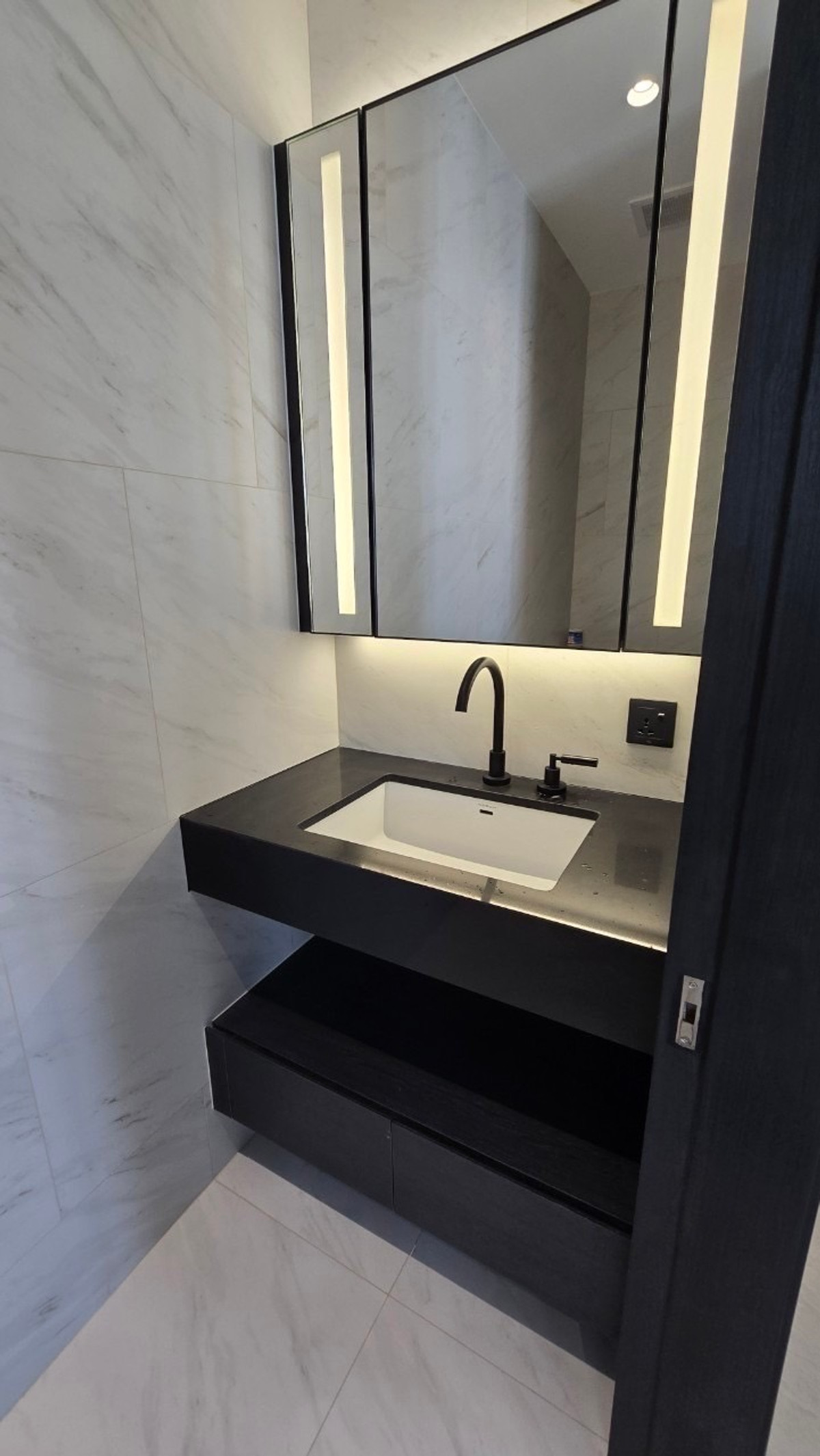 คอนโดสาทร นราธิวาส : Tait 12: 2bed 2.5bath 104.98 sqm. 32,500,000 Am: 0656199198 High floor Corner unit nice open view