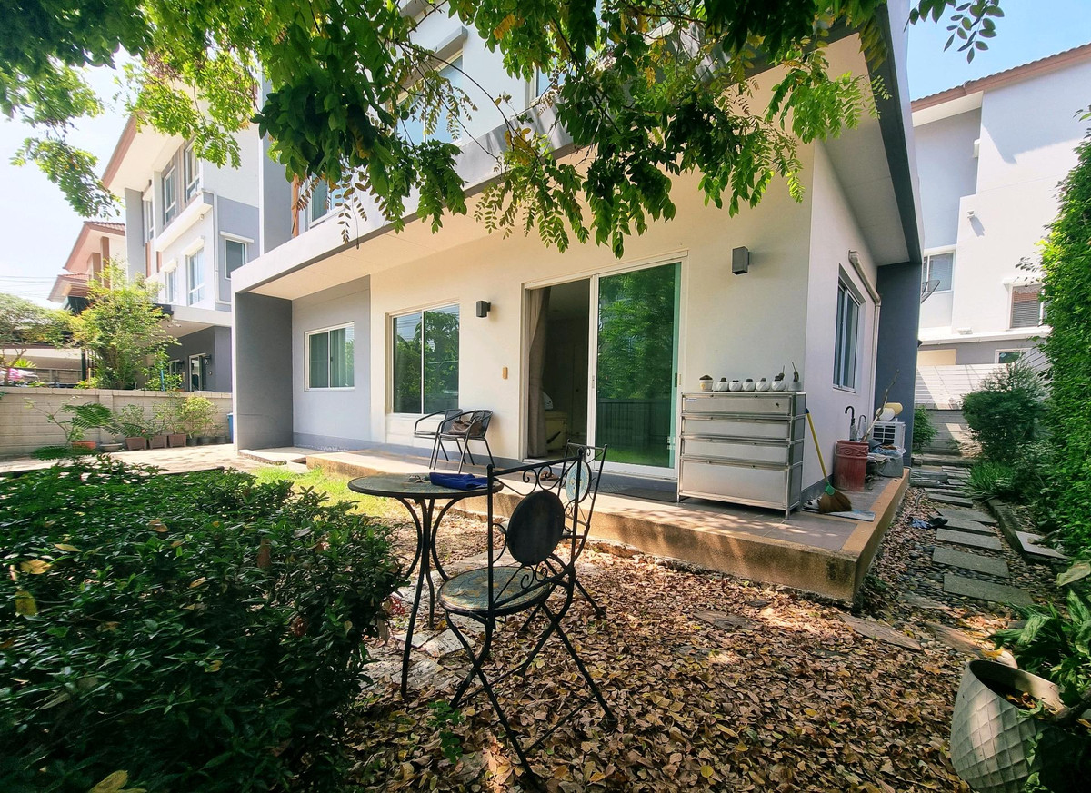 For RentHouseRama5, Ratchapruek, Bangkruai : Single house for rent, Casa Ville Ratchaphruek-Chaengwattana Village, 4 bedrooms, every room has its own bathroom. Good location opposite Robinson department store. Near Denla International Next to Ratchaphruek-Chaengwattana Road.