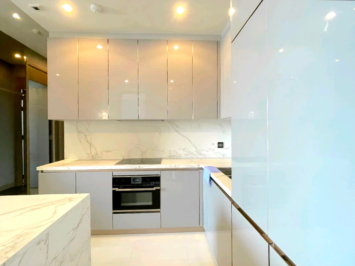 ขายคอนโดพระราม 9 เพชรบุรีตัดใหม่ RCA : (For Sale at Loss🔥) 📍The Esse at Singha Complex | High-Floor 2BR 77sqm | Only 19.99 MB (🔥 257k THB/sq.m. 🔥)