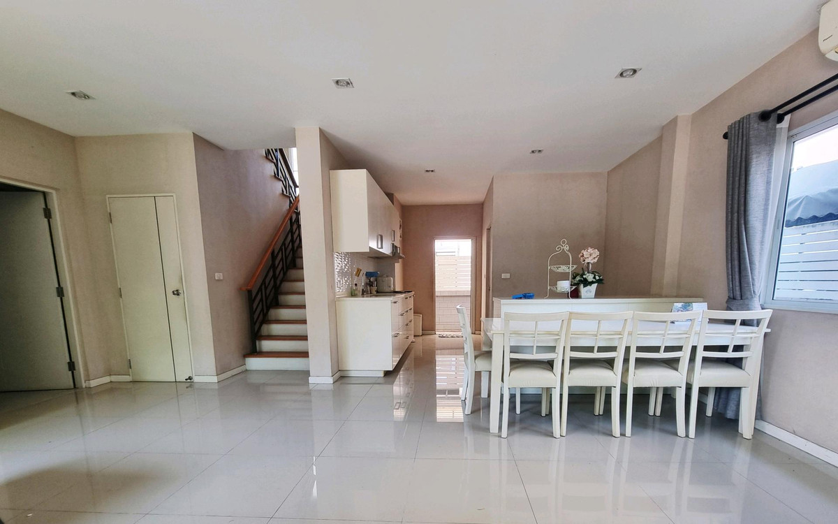For RentHouseRama5, Ratchapruek, Bangkruai : Single house for rent, Casa Ville Ratchaphruek-Chaengwattana Village, 4 bedrooms, every room has its own bathroom. Good location opposite Robinson department store. Near Denla International Next to Ratchaphruek-Chaengwattana Road.