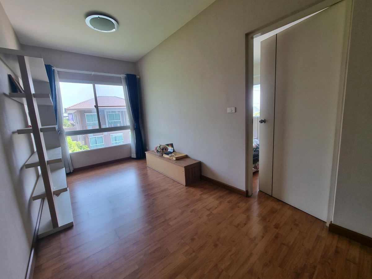 For RentHouseRama5, Ratchapruek, Bangkruai : Single house for rent, Casa Ville Ratchaphruek-Chaengwattana Village, 4 bedrooms, every room has its own bathroom. Good location opposite Robinson department store. Near Denla International Next to Ratchaphruek-Chaengwattana Road.