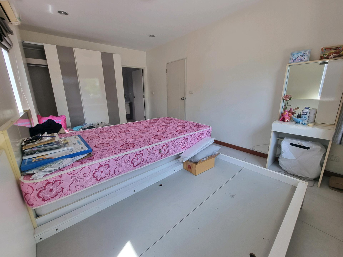 For RentHouseRama5, Ratchapruek, Bangkruai : Single house for rent, Casa Ville Ratchaphruek-Chaengwattana Village, 4 bedrooms, every room has its own bathroom. Good location opposite Robinson department store. Near Denla International Next to Ratchaphruek-Chaengwattana Road.