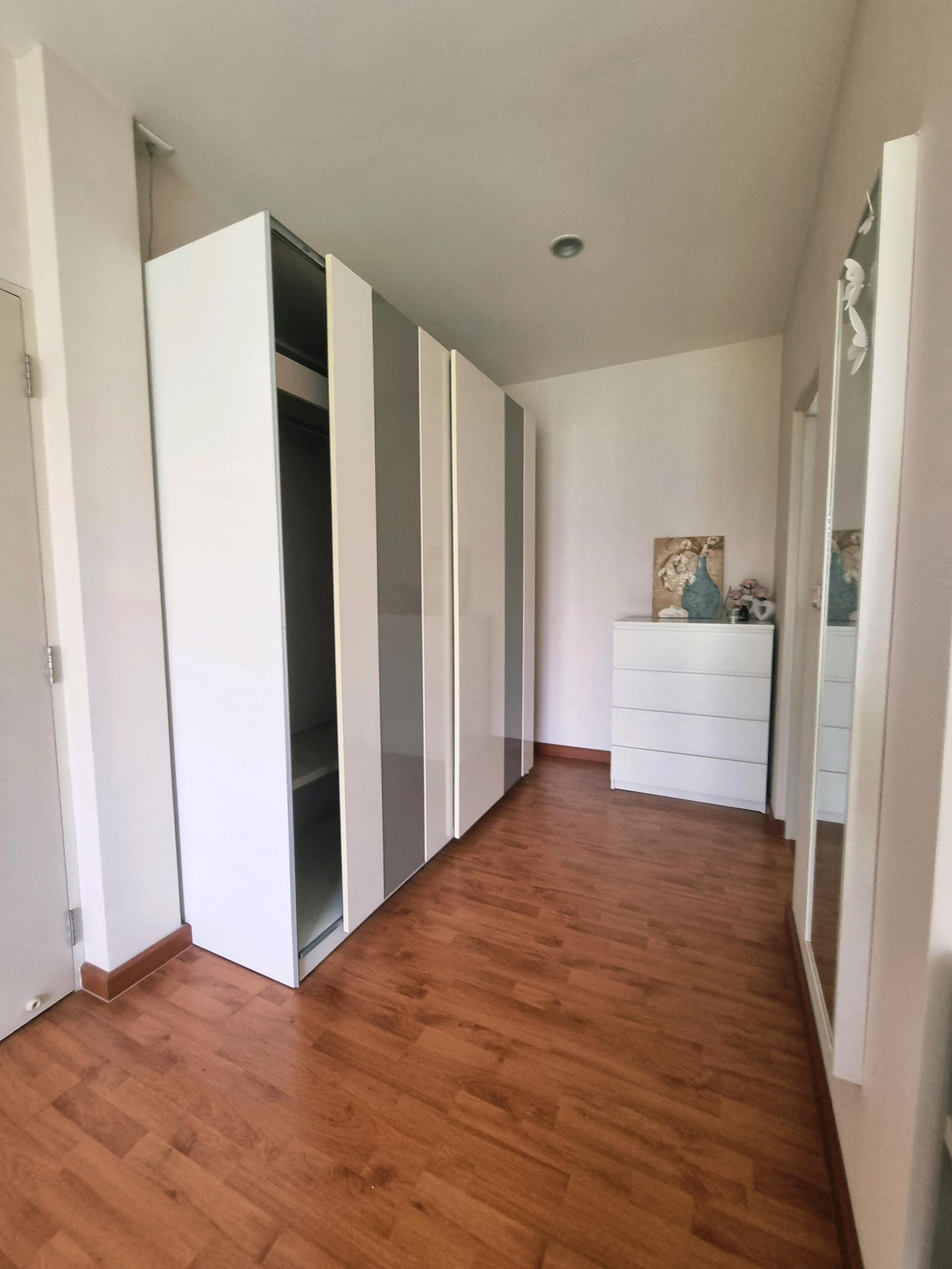 For RentHouseRama5, Ratchapruek, Bangkruai : Single house for rent, Casa Ville Ratchaphruek-Chaengwattana Village, 4 bedrooms, every room has its own bathroom. Good location opposite Robinson department store. Near Denla International Next to Ratchaphruek-Chaengwattana Road.