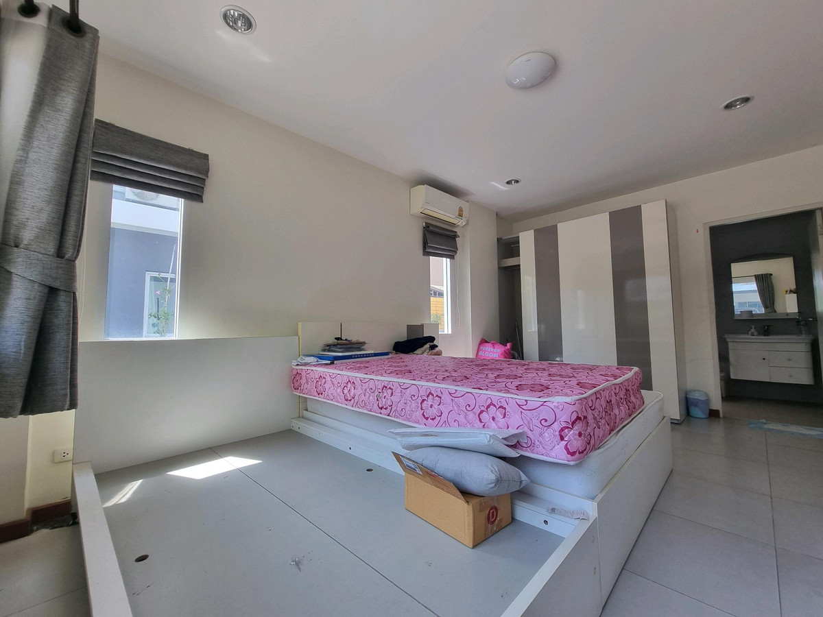 For RentHouseRama5, Ratchapruek, Bangkruai : Single house for rent, Casa Ville Ratchaphruek-Chaengwattana Village, 4 bedrooms, every room has its own bathroom. Good location opposite Robinson department store. Near Denla International Next to Ratchaphruek-Chaengwattana Road.