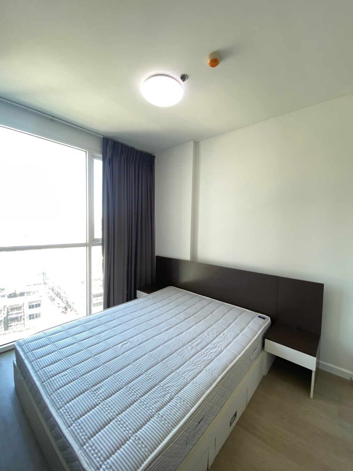 CondoSapankwai,Jatujak : Urgent for rent, 0 meters, BTS Saphan Khwai, room size 31 sq m. Building over 10 years old, priced at 100,000 baht per sq m.