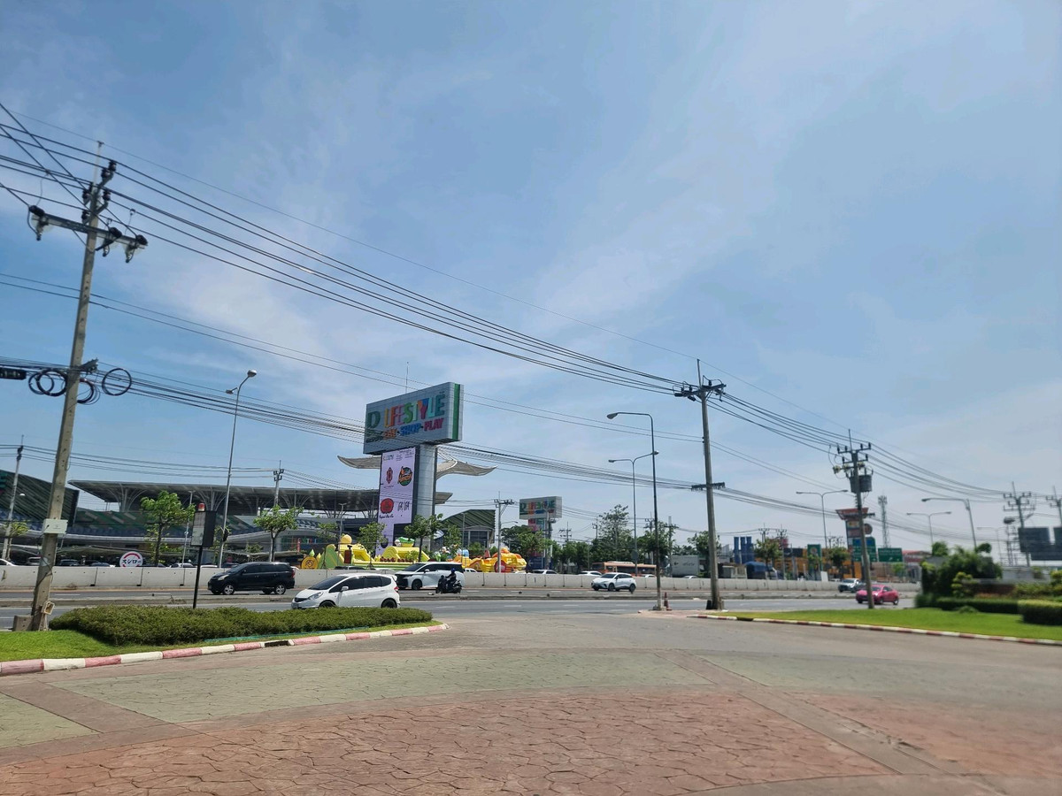 For RentHouseRama5, Ratchapruek, Bangkruai : Single house for rent, Casa Ville Ratchaphruek-Chaengwattana Village, 4 bedrooms, every room has its own bathroom. Good location opposite Robinson department store. Near Denla International Next to Ratchaphruek-Chaengwattana Road.