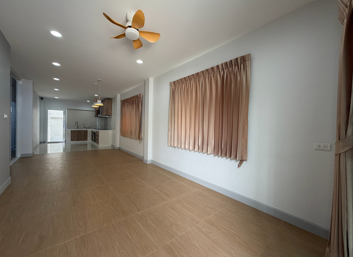 อ่อนนุช อุดมสุข : ขาย / ให้เช่า บ้านแฝดใหม่มือหนึ่ง ไม่มีเฟอร์นิเจอร์ อ่อนนุช 40