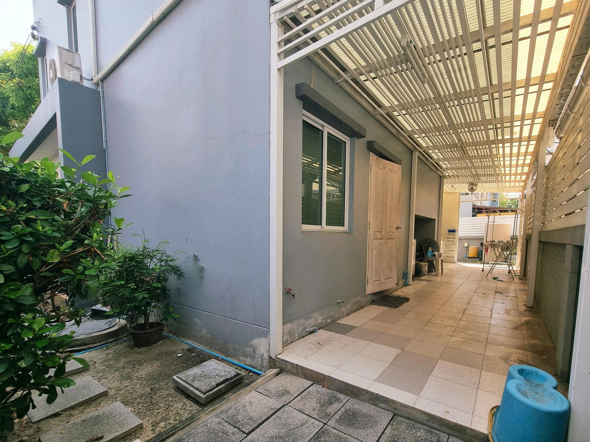 For RentHouseRama5, Ratchapruek, Bangkruai : Single house for rent, Casa Ville Ratchaphruek-Chaengwattana Village, 4 bedrooms, every room has its own bathroom. Good location opposite Robinson department store. Near Denla International Next to Ratchaphruek-Chaengwattana Road.