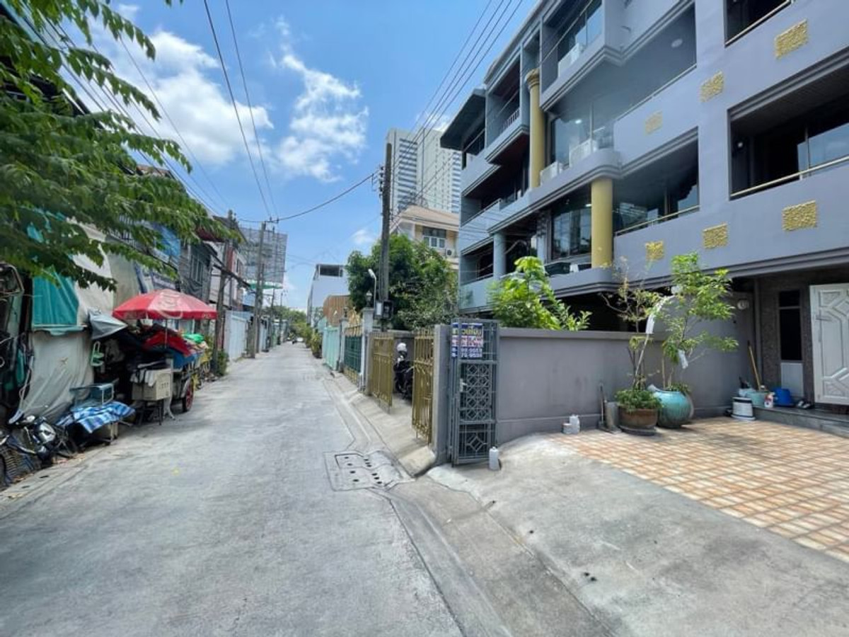 ขายทาวน์โฮมวงเวียนใหญ่ เจริญนคร : ทาวน์โฮม 4 ชั้น ขนาด 29 ตารางวา ซ.เจริญนคร 16 (ติดเสนาเฟสท์) 5 ห้องนอน แขวงคลองต้นไทร เขตคลองสาน กรุงเทพมหานคร