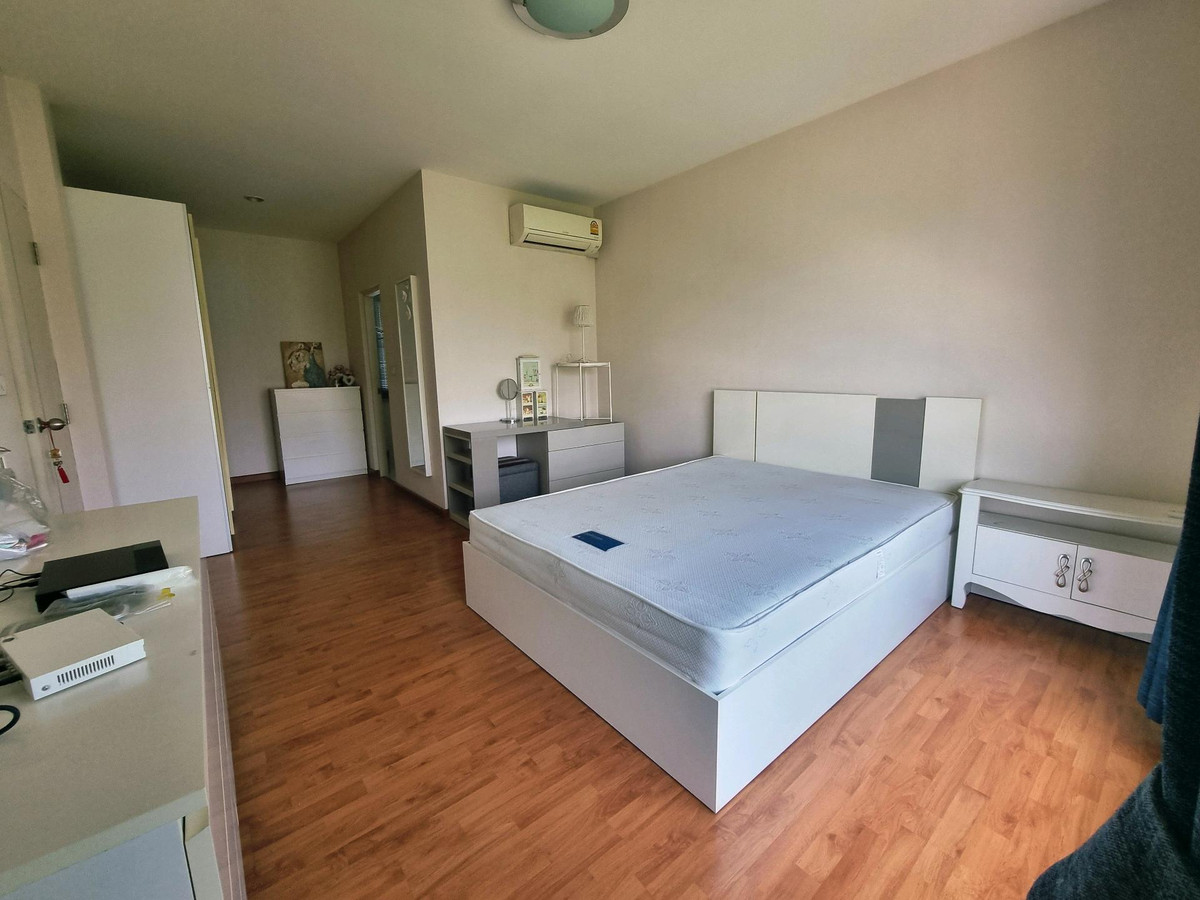 For RentHouseRama5, Ratchapruek, Bangkruai : Single house for rent, Casa Ville Ratchaphruek-Chaengwattana Village, 4 bedrooms, every room has its own bathroom. Good location opposite Robinson department store. Near Denla International Next to Ratchaphruek-Chaengwattana Road.