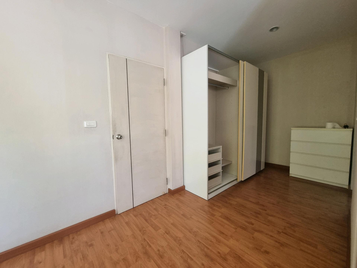 For RentHouseRama5, Ratchapruek, Bangkruai : Single house for rent, Casa Ville Ratchaphruek-Chaengwattana Village, 4 bedrooms, every room has its own bathroom. Good location opposite Robinson department store. Near Denla International Next to Ratchaphruek-Chaengwattana Road.