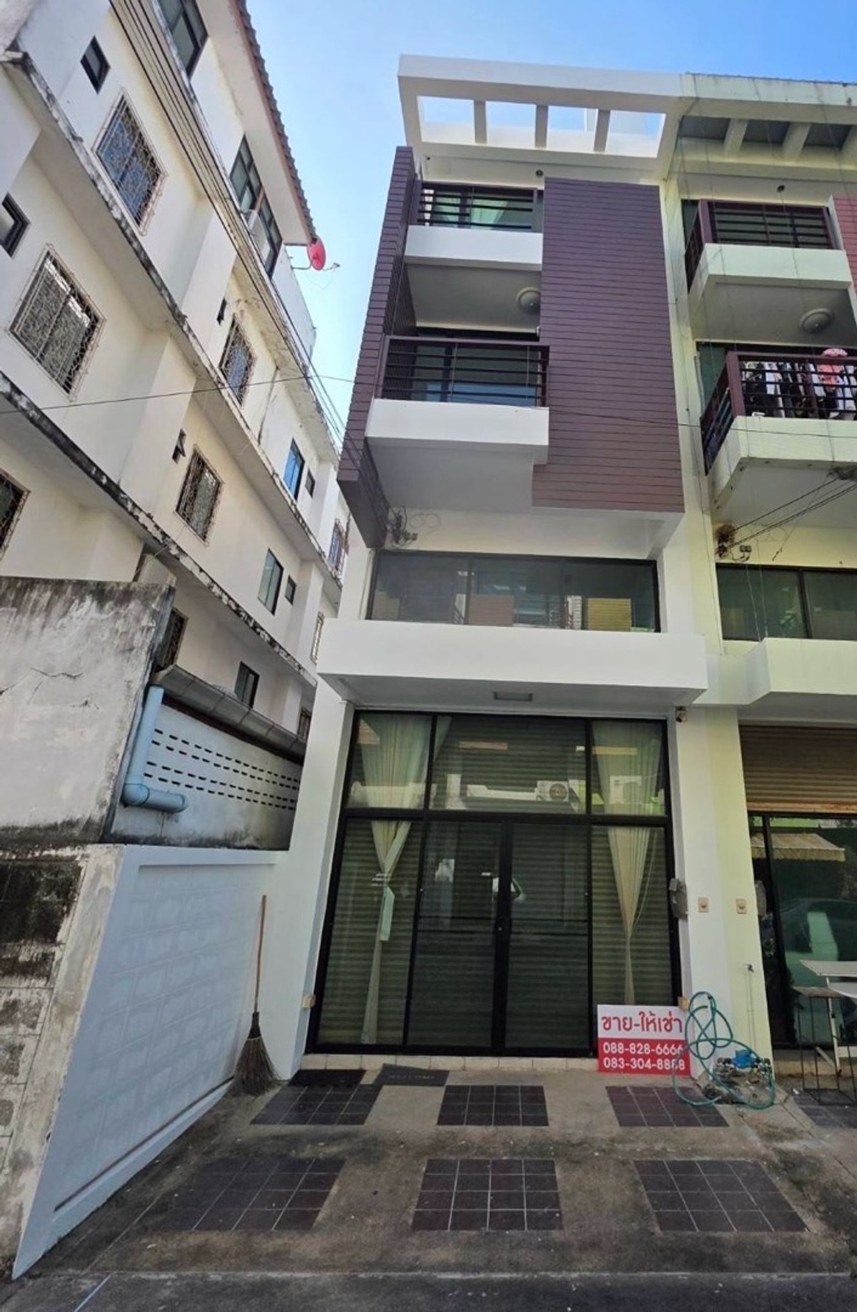 Shop HouseNawamin, Ramindra : For sale, rent, commercial building 3.5 (4), back floor at the beginning of Soi 1, Panya Inthra Road, near fashion, near Safari.