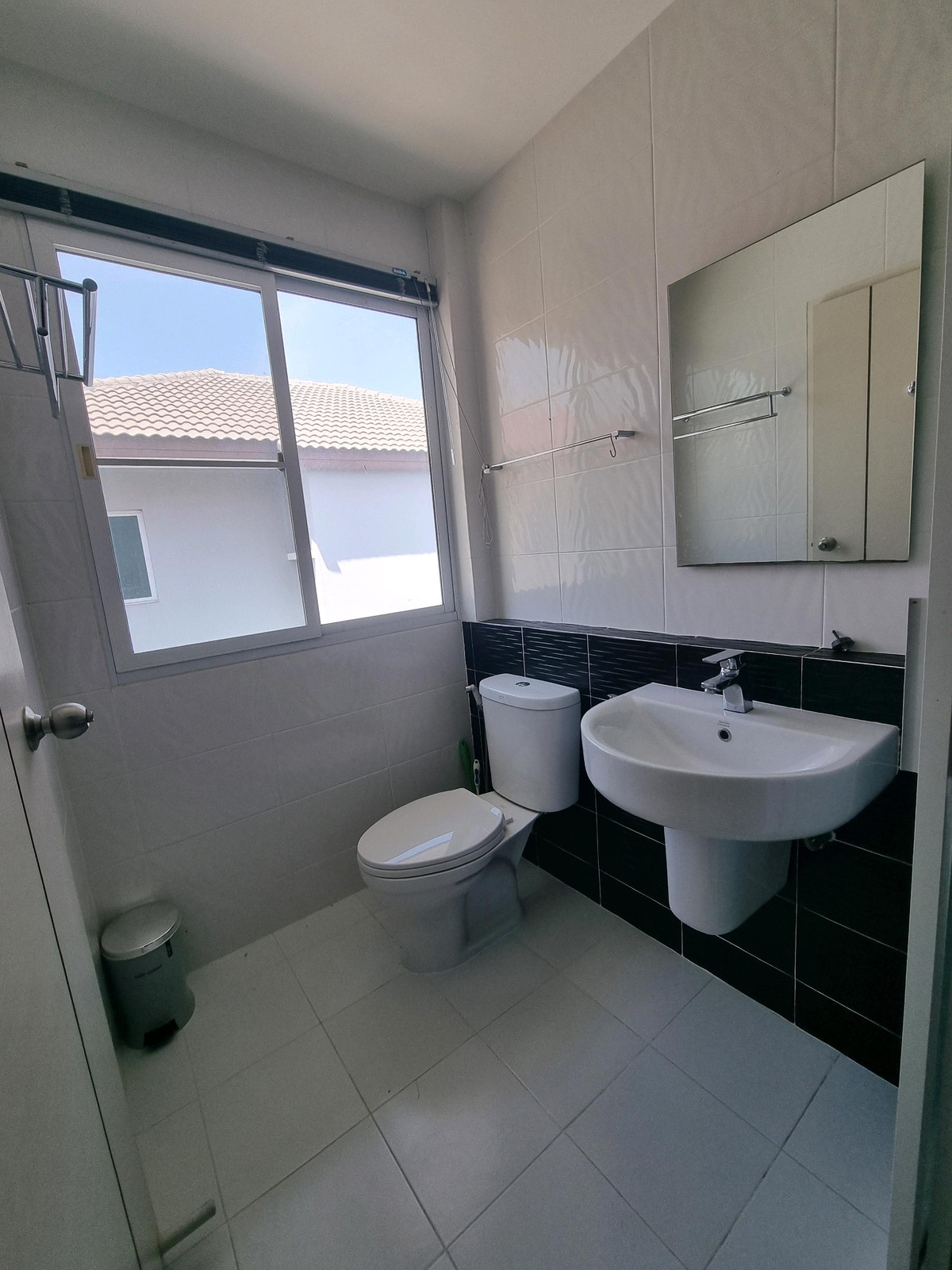 For RentHouseRama5, Ratchapruek, Bangkruai : Single house for rent, Casa Ville Ratchaphruek-Chaengwattana Village, 4 bedrooms, every room has its own bathroom. Good location opposite Robinson department store. Near Denla International Next to Ratchaphruek-Chaengwattana Road.