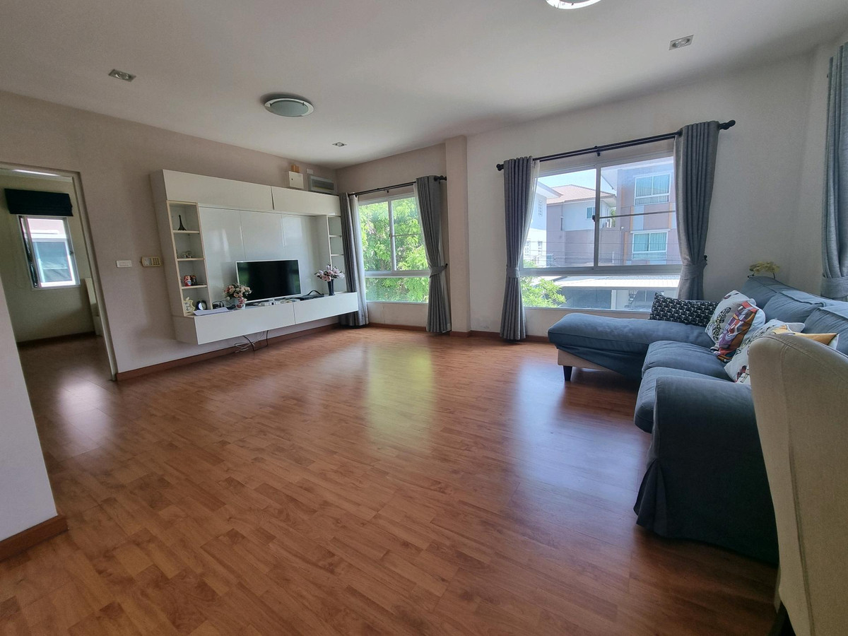 For RentHouseRama5, Ratchapruek, Bangkruai : Single house for rent, Casa Ville Ratchaphruek-Chaengwattana Village, 4 bedrooms, every room has its own bathroom. Good location opposite Robinson department store. Near Denla International Next to Ratchaphruek-Chaengwattana Road.