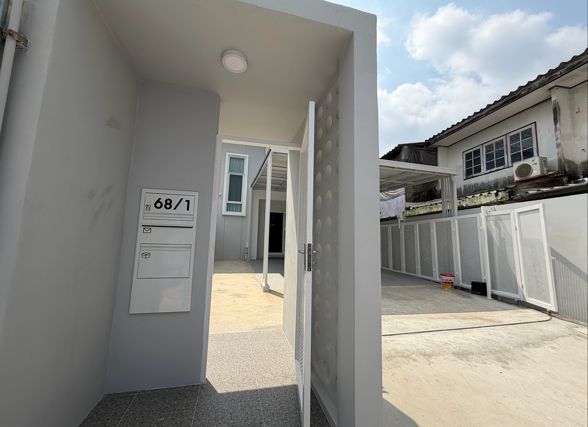 อ่อนนุช อุดมสุข : ขาย / ให้เช่า บ้านแฝดใหม่มือหนึ่ง ไม่มีเฟอร์นิเจอร์ อ่อนนุช 40